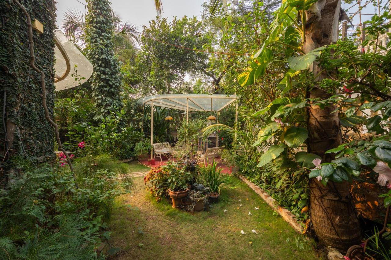 Saffronstays Birdsong - 3Br Pet-Friendly Villa With Lawns, Treetop Terraces, Gazebo Dining & Tennis Court - Mumbai, Mumbai